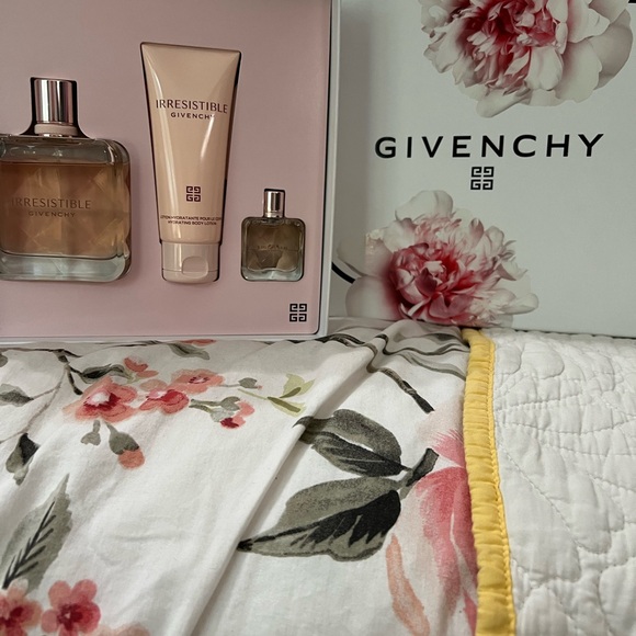 Givenchy Cream Collection Luxurious Set - Picture 3 of 4